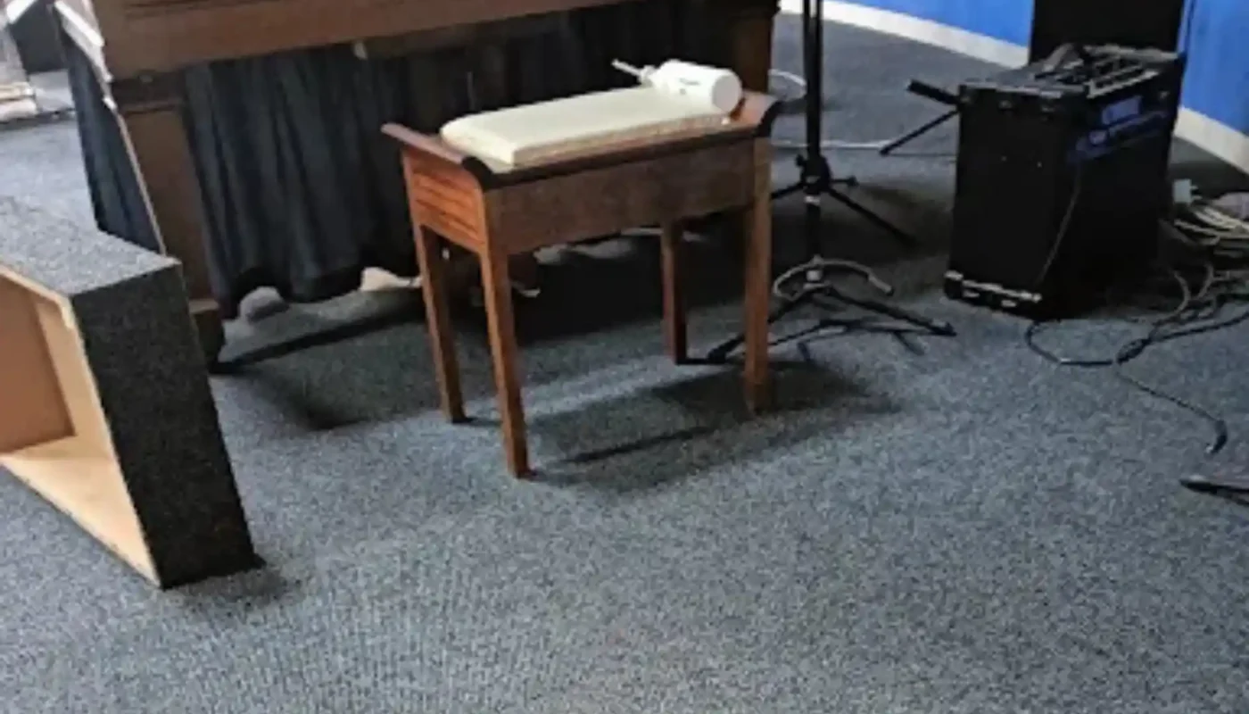 Warm-water extraction cleaning on a fitted carpet (20)