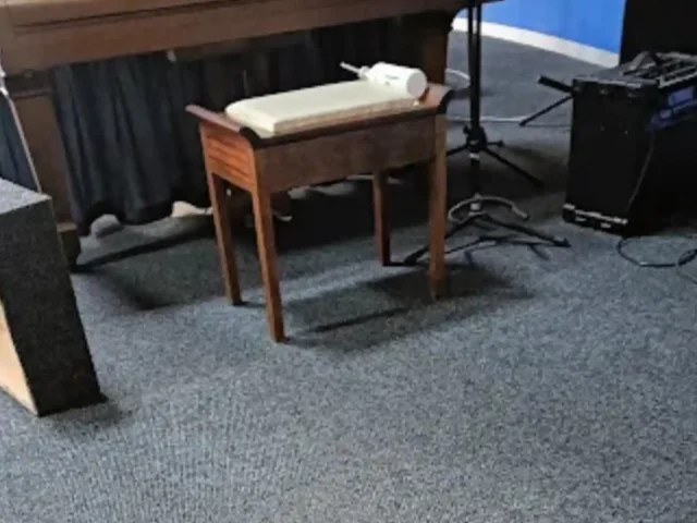 Warm-water extraction cleaning on a fitted carpet (20)