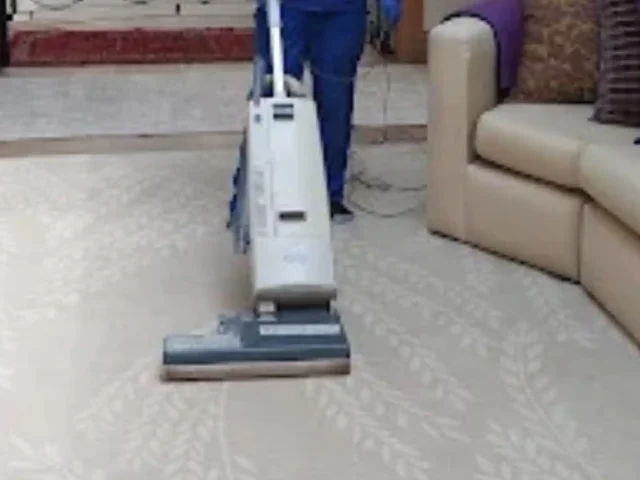 Warm-water extraction cleaning on a fitted carpet (28)