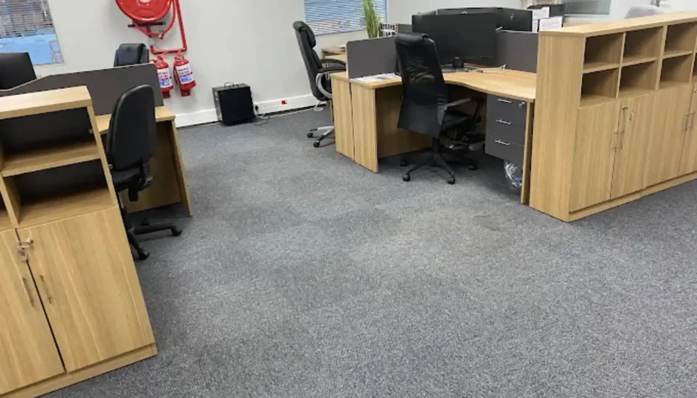 Warm-water extraction cleaning on a fitted carpet (44)