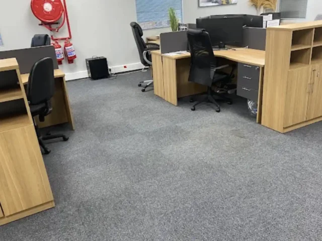Warm-water extraction cleaning on a fitted carpet (44)