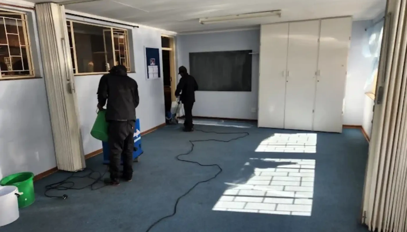 Professional fitted carpet cleaning in progress (70)