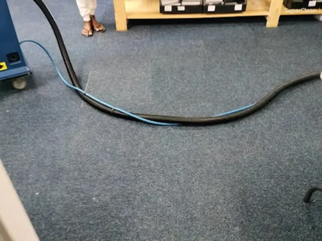 Warm-water extraction cleaning on a fitted carpet (12)